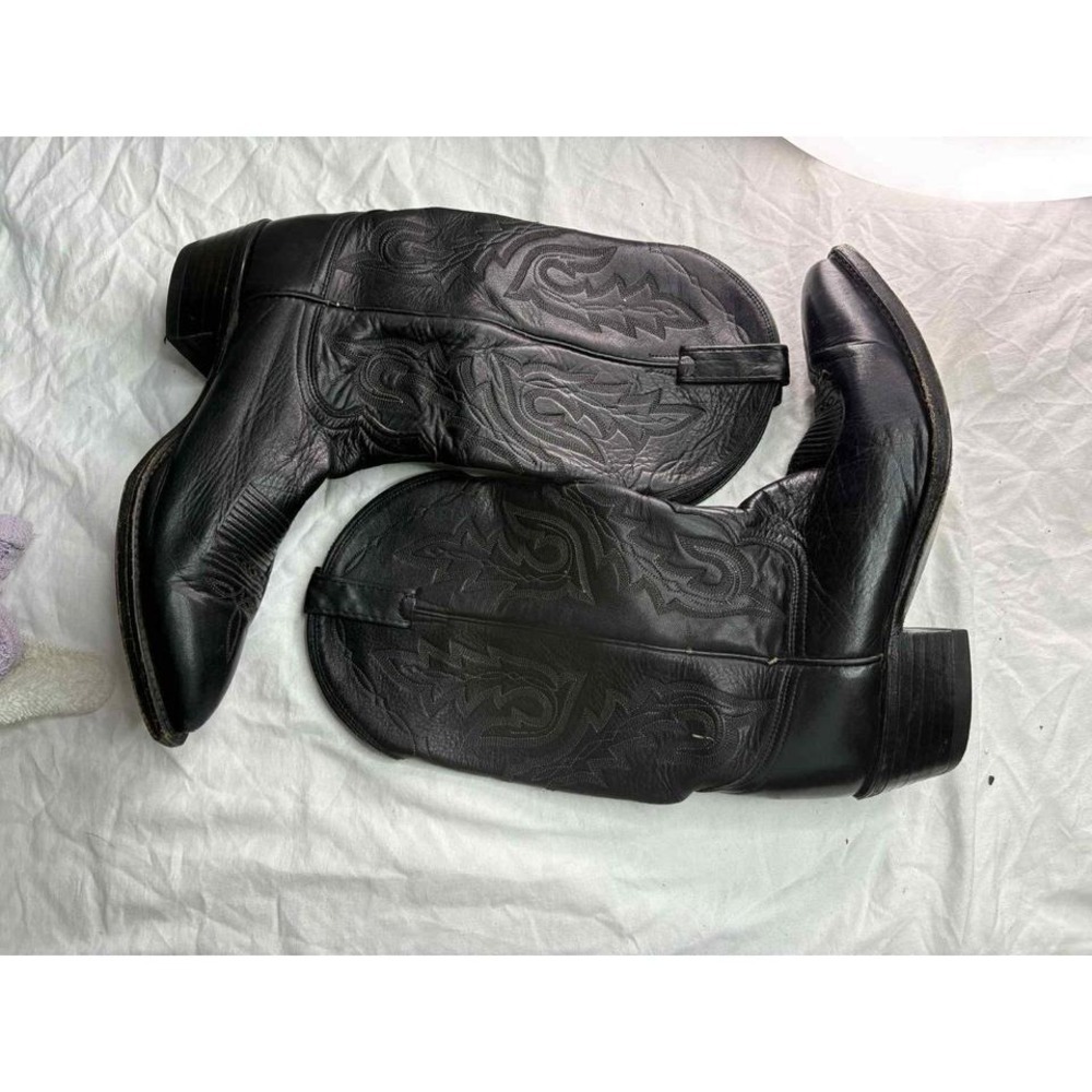 Unmarked, black leather cowboy boot size 10